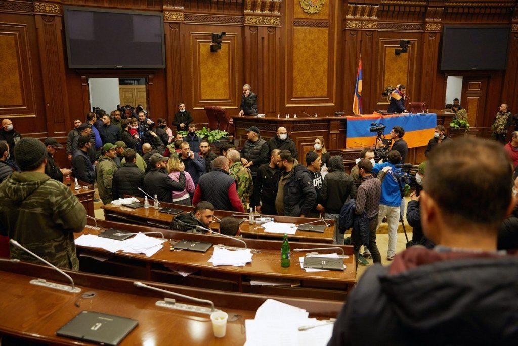 Rakyat Armenia Menggempur Parlimen, Memukul Speaker Selepas Gencatan Senjata Dengan Azerbaijan