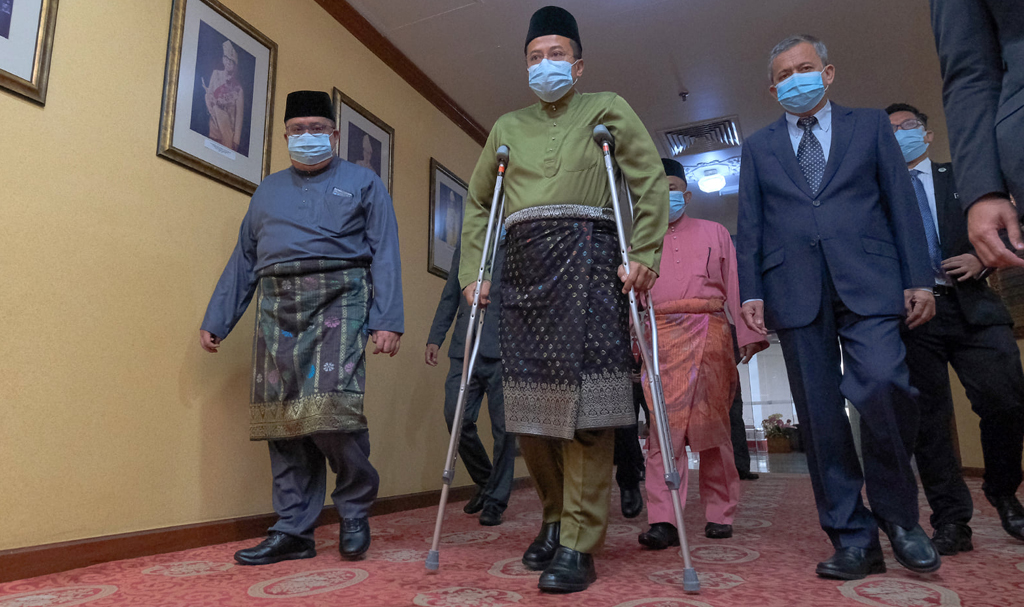 Antara Kaca Dan Permata