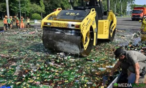 Memecahkan botol arak