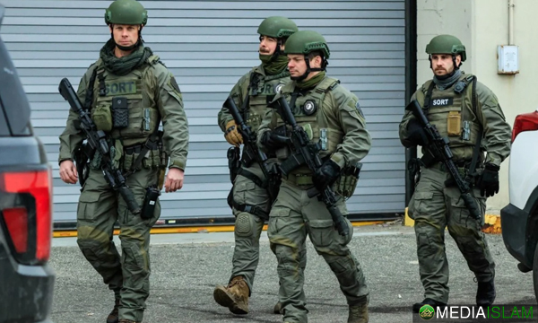 Pegawai daripada Biro Penjara Persekutuan Amerika Syarikat (Federal Bureau of Prisons) tiba di pusat tahanan New York tempat Presiden Venezuela, Nicolas Maduro, ditahan, pada 5 Januari 2026.