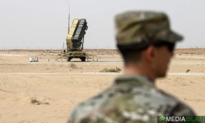Seorang anggota Tentera Udara Amerika Syarikat (US Air Force) memerhati berhampiran sistem peluru berpandu Patriot di Pangkalan Udara Prince Sultan di Al-Kharj, di tengah Arab Saudi.