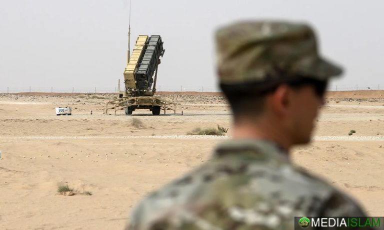 Seorang anggota Tentera Udara Amerika Syarikat (US Air Force) memerhati berhampiran sistem peluru berpandu Patriot di Pangkalan Udara Prince Sultan di Al-Kharj, di tengah Arab Saudi.