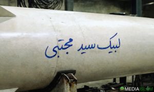 Sebuah peluru berpandu yang tertera ungkapan ‘Labayka Sayyid Mojtaba’ (‘Kami menyahut panggilanmu, wahai Sayyid Mojtaba’) semasa gelombang ke-30 Operasi True Promise 4 oleh Iran.