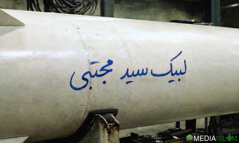 Sebuah peluru berpandu yang tertera ungkapan ‘Labayka Sayyid Mojtaba’ (‘Kami menyahut panggilanmu, wahai Sayyid Mojtaba’) semasa gelombang ke-30 Operasi True Promise 4 oleh Iran.